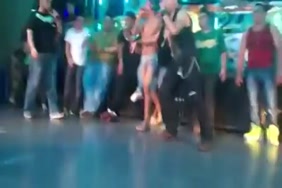 Son père dort il en profite et baise sa belle mere
