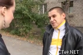 Meuf qui se laisse toucher les seins par son frere