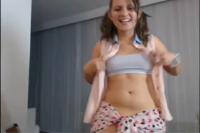 Il arrache le string de sa mere et la baise