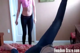 Il viol sa mere par derrière