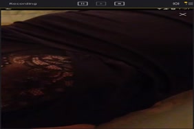 Homme sexy qui baise une fille sexy la lèvre