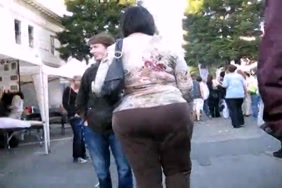 Un chien faire lamour avec une femme