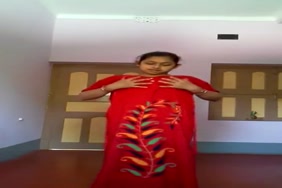 Il baise sa grosse tante dans la chambre