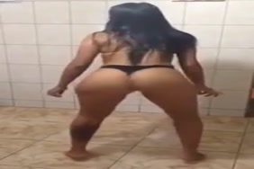 Sexs pipi toiletty femmen