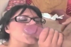 Défilé de femmes nu gros sein
