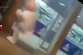 Une femme qu veux aller dans la douche san sabie son chiin viine la viole porno