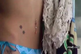 Femme saoule se fait toucher